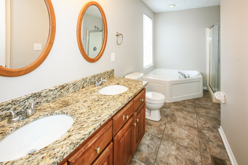 1,960/Mo, 6736 Berkshire Dr Zionsville, IN 46077 Main Bathroom View