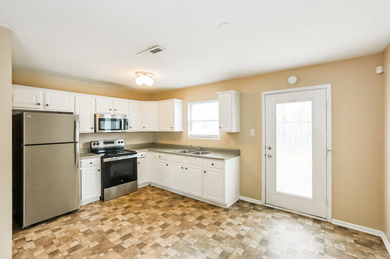 1,685/Mo, 8607 Bluff Point Dr Camby, IN 46113 Dining Room View