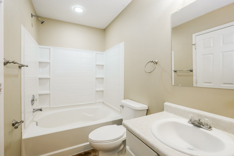 1,685/Mo, 8607 Bluff Point Dr Camby, IN 46113 Main Bathroom View