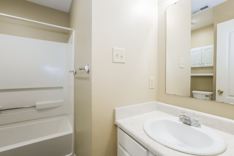1,685/Mo, 8607 Bluff Point Dr Camby, IN 46113 Bathroom View