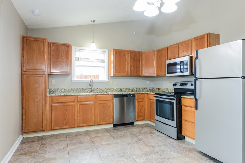 2,650/Mo, 748 Hollowood Ln Avon, IN 46123 Kitchen View 2