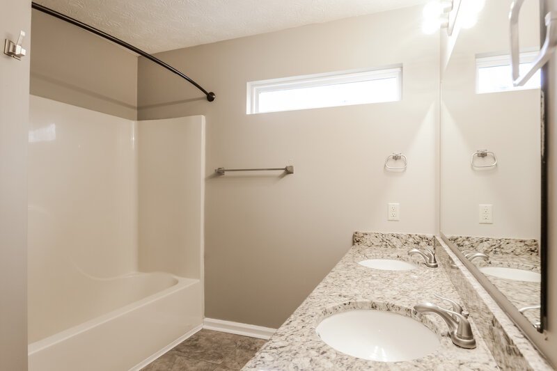 2,650/Mo, 748 Hollowood Ln Avon, IN 46123 Main Bathroom View