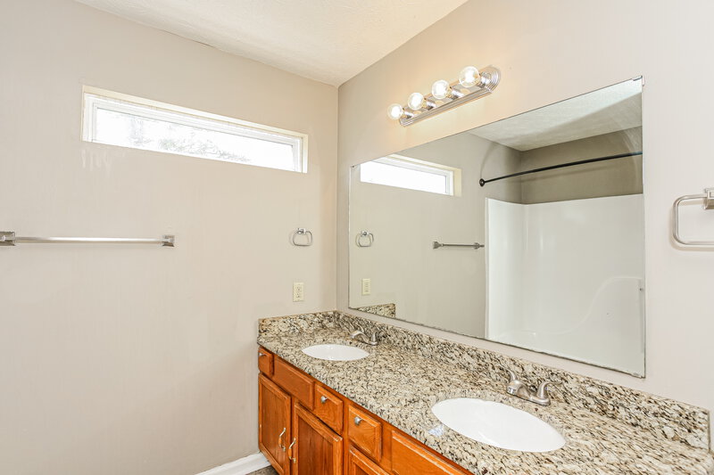 1,925/Mo, 748 Hollowood Ln Avon, IN 46123 Main Bathroom View