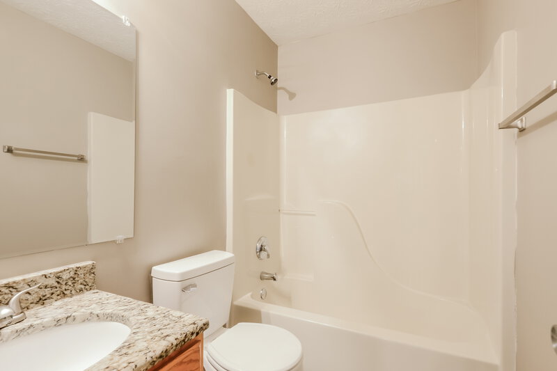 2,650/Mo, 748 Hollowood Ln Avon, IN 46123 Bathroom View