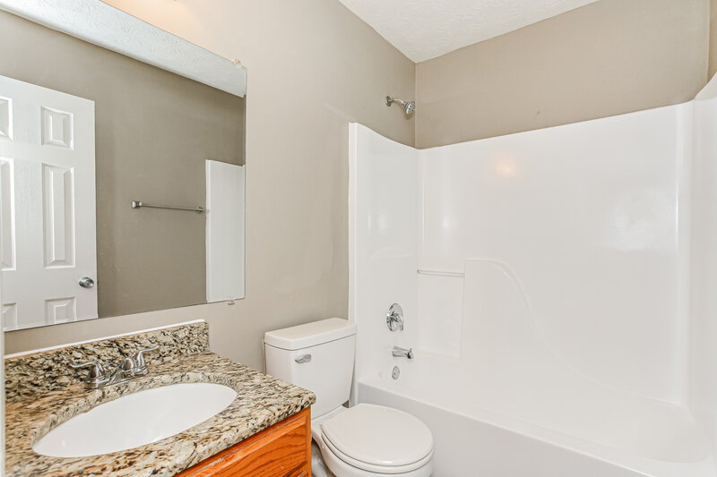 1,925/Mo, 748 Hollowood Ln Avon, IN 46123 Bathroom View