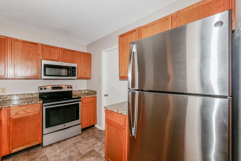 1,430/Mo, 613 Fern St Greenfield, IN 46140 Kitchen View 2