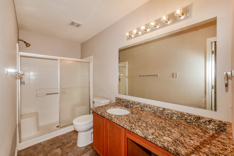 1,430/Mo, 613 Fern St Greenfield, IN 46140 Main Bathroom View