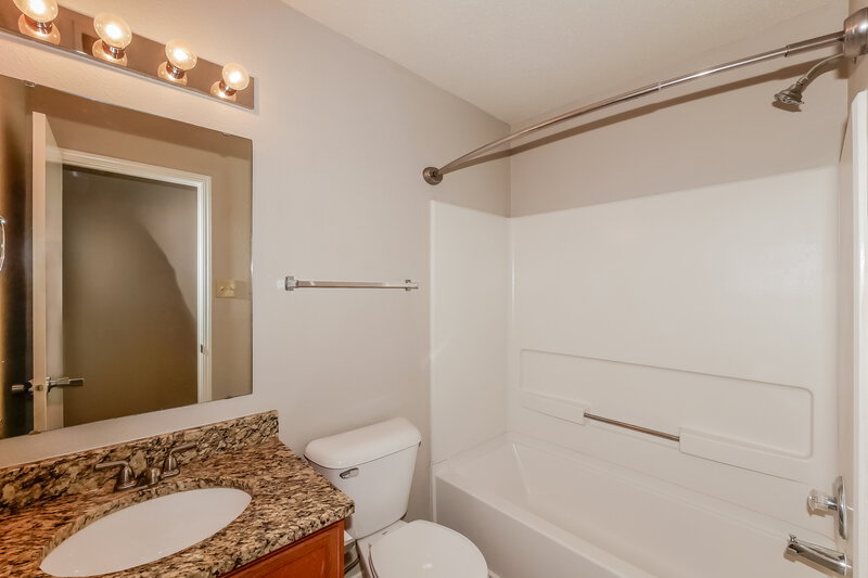 1,430/Mo, 613 Fern St Greenfield, IN 46140 Bathroom View