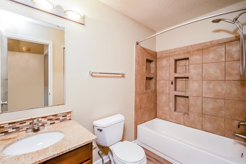 1,650/Mo, 677 Florence Dr Greenfield, IN 46140 Main Bathroom View