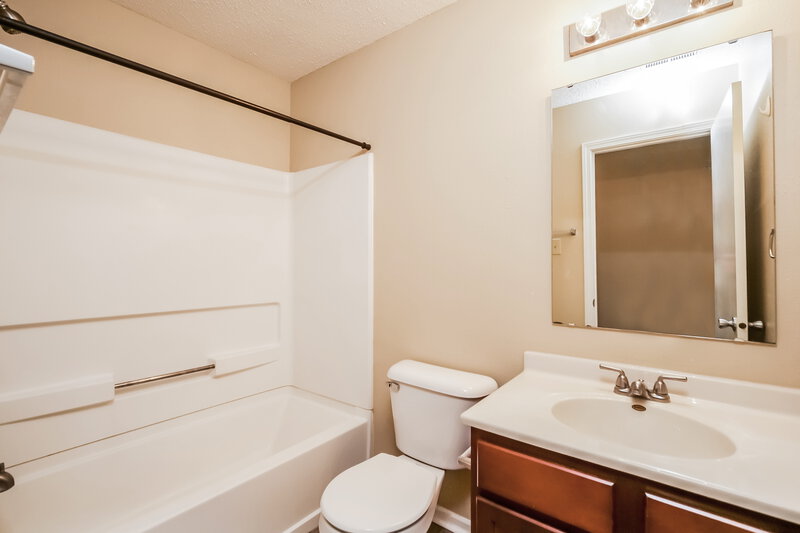 1,650/Mo, 677 Florence Dr Greenfield, IN 46140 Bathroom View