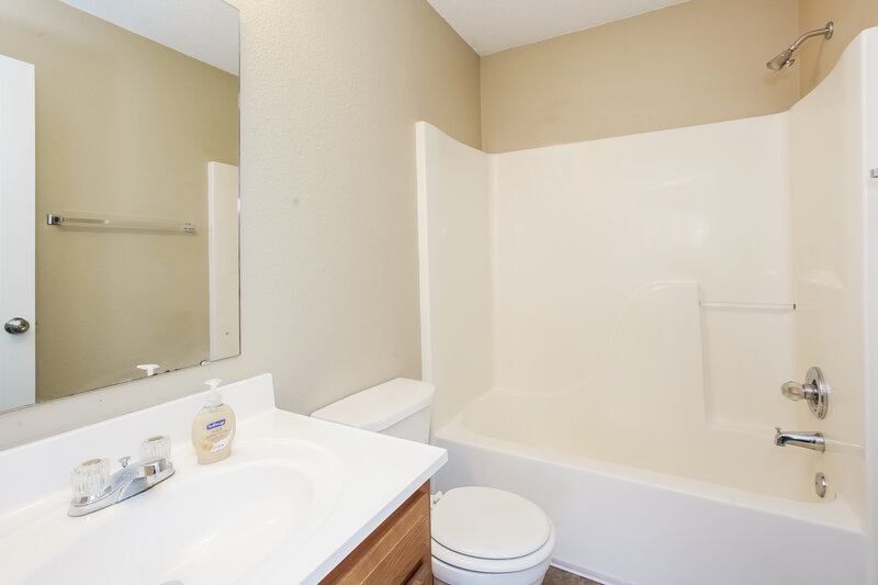 1,765/Mo, 468 Brookstone Dr Greenfield, IN 46140 Bathroom View