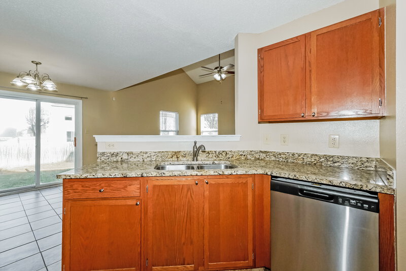1,980/Mo, 1107 Crescent Dr Greenwood, IN 46143 Kitchen View