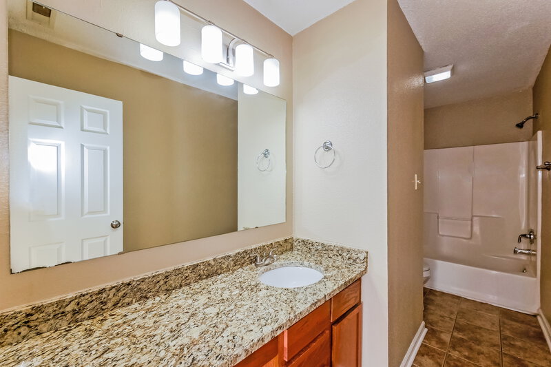 1,980/Mo, 1107 Crescent Dr Greenwood, IN 46143 Main Bathroom View