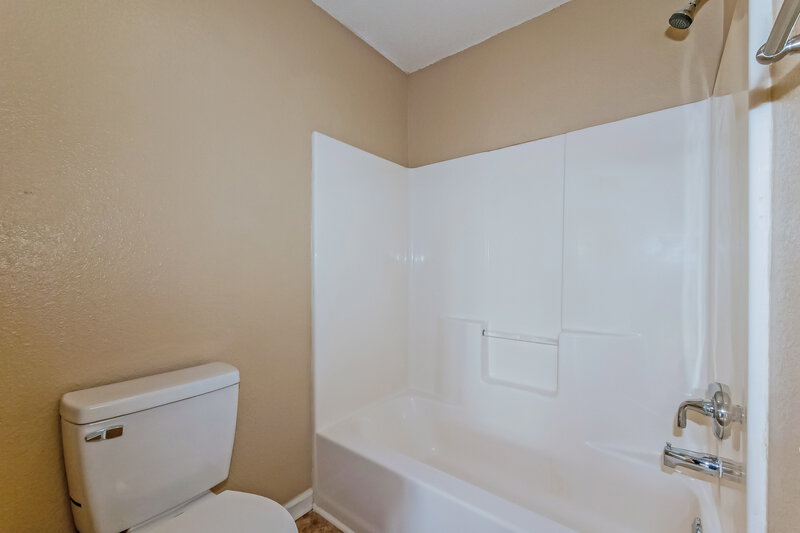1,980/Mo, 1107 Crescent Dr Greenwood, IN 46143 Main Bathroom View 2