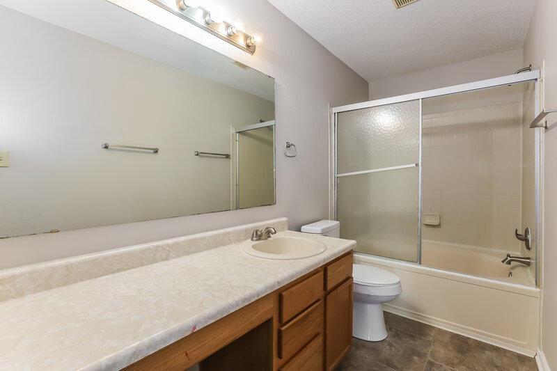1,630/Mo, 360 Clayton Ln Greenwood, IN 46143 Main Bathroom View