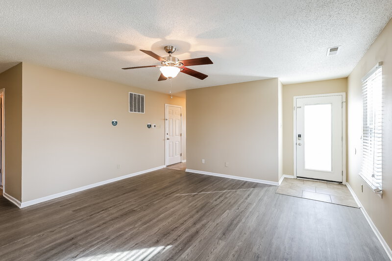 1,720/Mo, 2122 Summer Breeze Way Greenwood, IN 46143 Living Room View