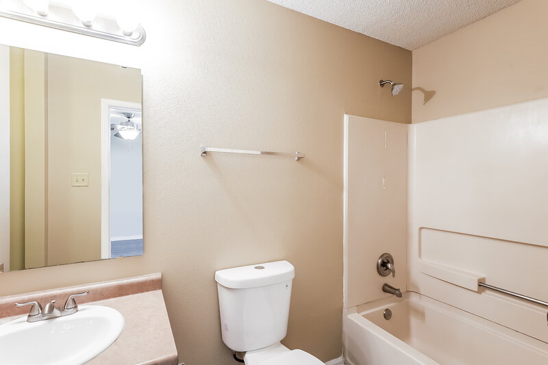 1,720/Mo, 2122 Summer Breeze Way Greenwood, IN 46143 Main Bathroom View