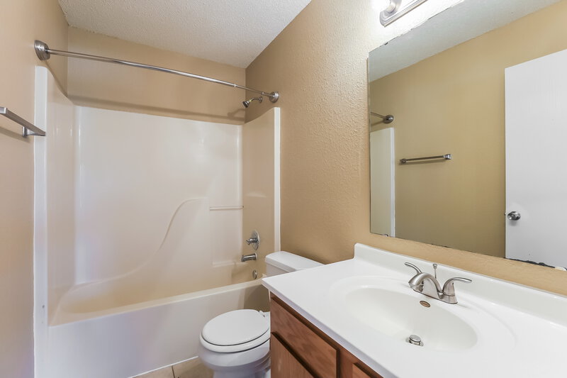 0/Mo, 1418 Green Spring Way Greenwood, IN 46143 Main Bathroom View