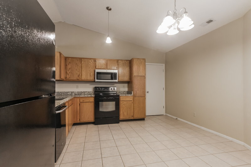 1,935/Mo, 1418 Green Spring Way Greenwood, IN 46143 Kitchen View