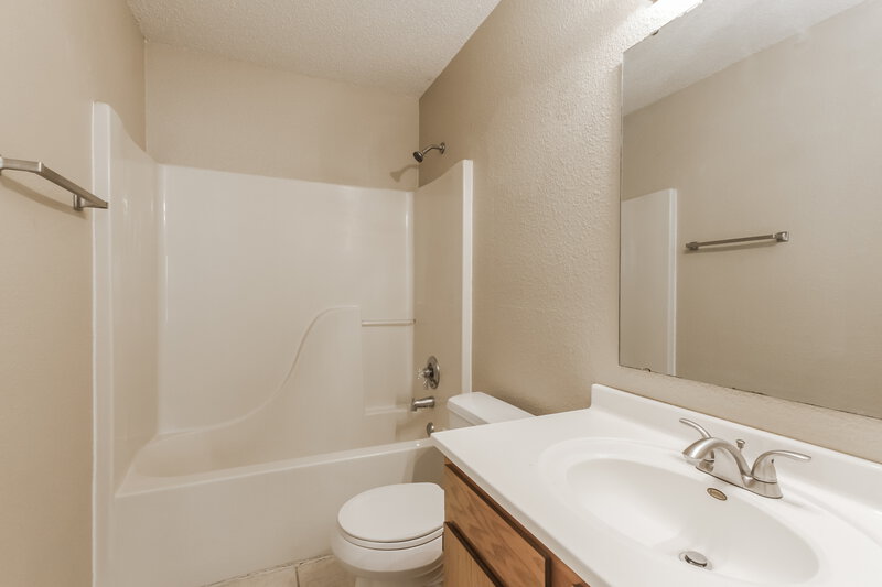 1,935/Mo, 1418 Green Spring Way Greenwood, IN 46143 Main Bathroom View