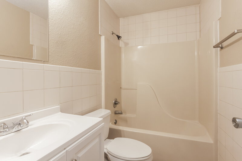 1,935/Mo, 1418 Green Spring Way Greenwood, IN 46143 Bathroom View