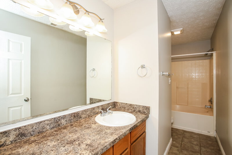 1,880/Mo, 4487 Connaught East Dr Plainfield, IN 46168 Main Bathroom View