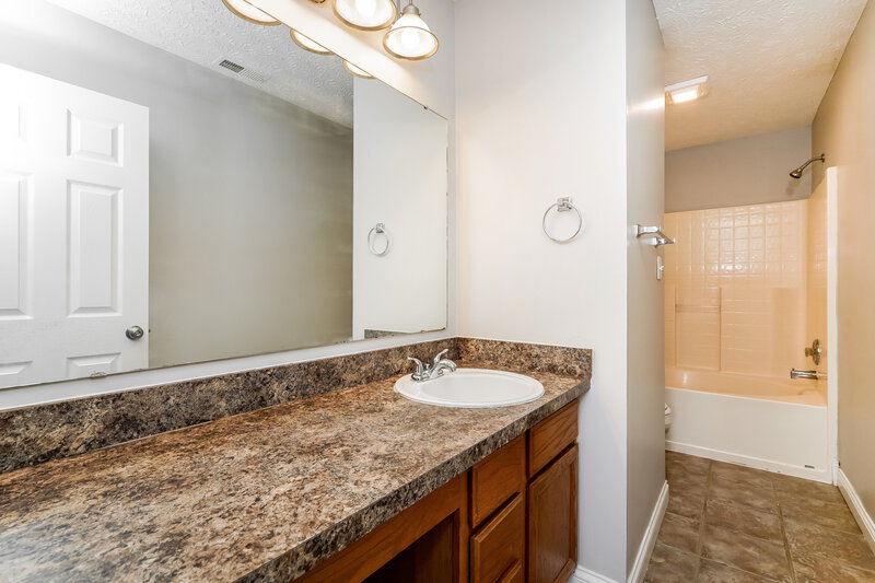 1,845/Mo, 4487 Connaught East Dr Plainfield, IN 46168 Main Bathroom View