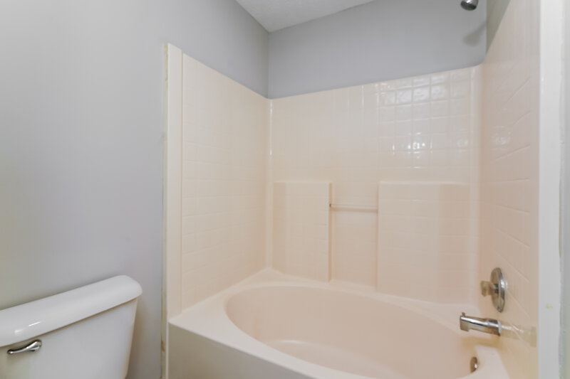 1,845/Mo, 4487 Connaught East Dr Plainfield, IN 46168 Main Bathroom View 2