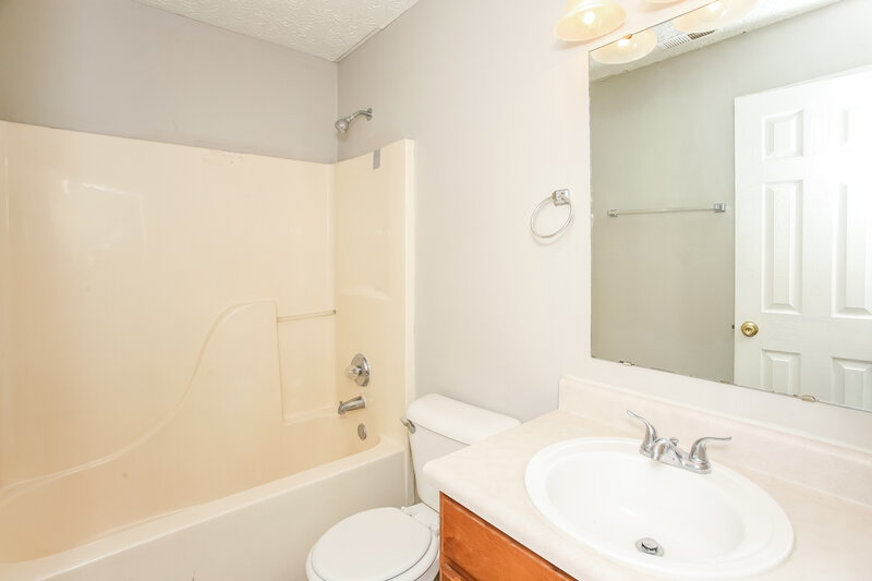 1,880/Mo, 4487 Connaught East Dr Plainfield, IN 46168 Bathroom View