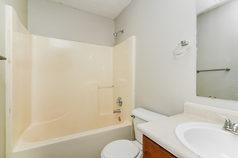 1,845/Mo, 4487 Connaught East Dr Plainfield, IN 46168 Bathroom View