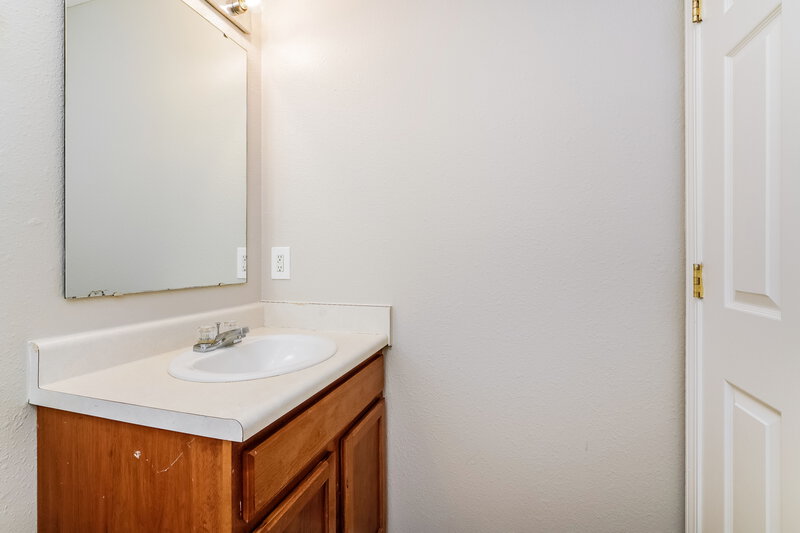 1,815/Mo, 1958 Mare Ave Indianapolis, IN 46203 Main Bathroom View