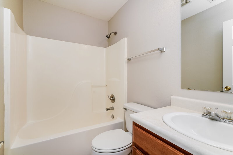 1,815/Mo, 1958 Mare Ave Indianapolis, IN 46203 Main Bathroom View 2