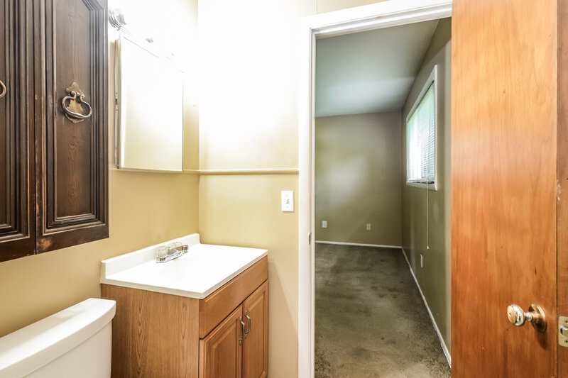 2,200/Mo, 6840 W 16th St Indianapolis, IN 46214 Main Bathroom View