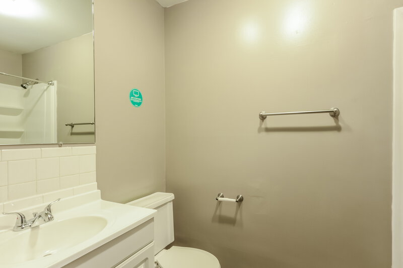 2,200/Mo, 6840 W 16th St Indianapolis, IN 46214 Bathroom View