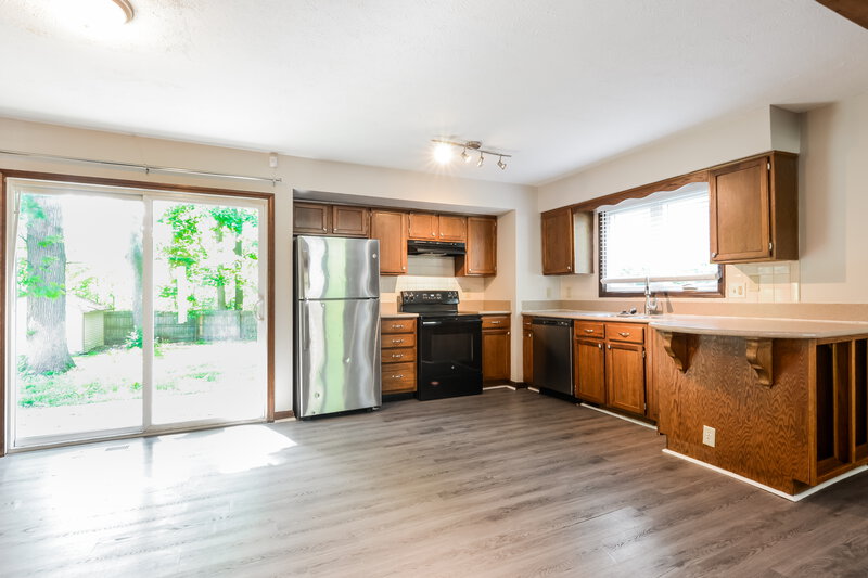 2,110/Mo, 1804 Shorter Ct Indianapolis, IN 46214 Kitchen View