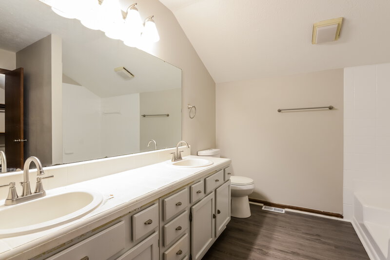 2,110/Mo, 1804 Shorter Ct Indianapolis, IN 46214 Bathroom View