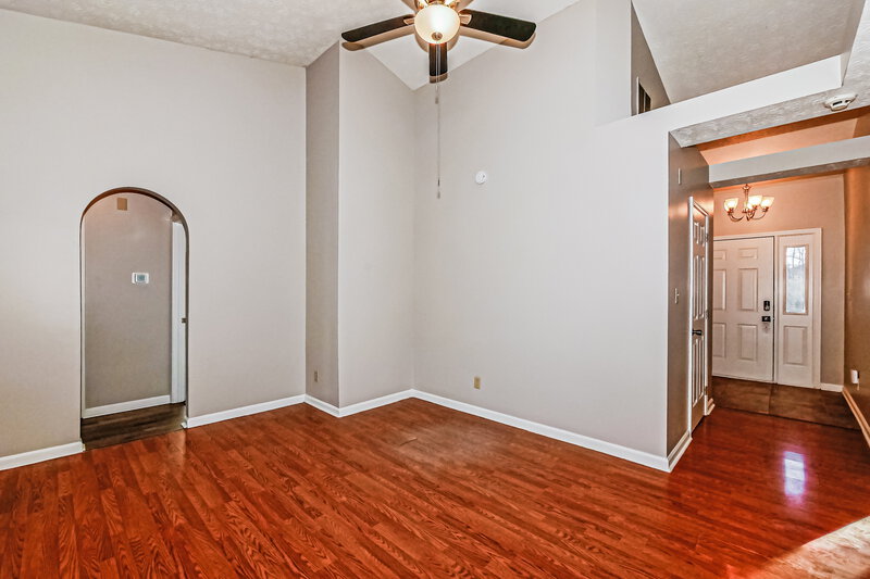 1,650/Mo, 2043 Glendora Dr Indianapolis, IN 46214 Living Room View 4