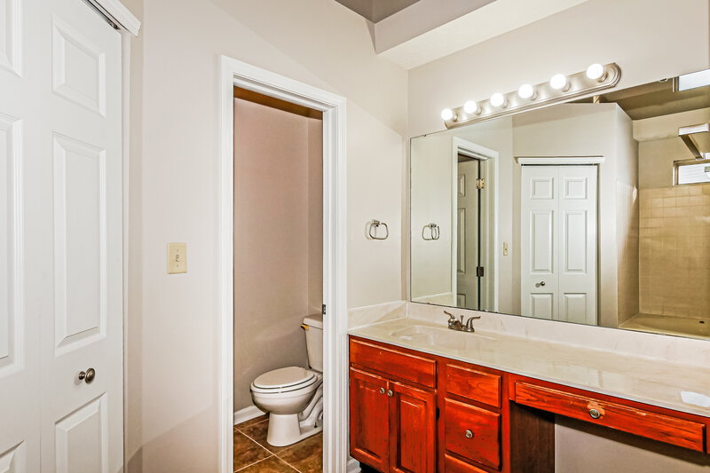 1,650/Mo, 2043 Glendora Dr Indianapolis, IN 46214 Main Bathroom View