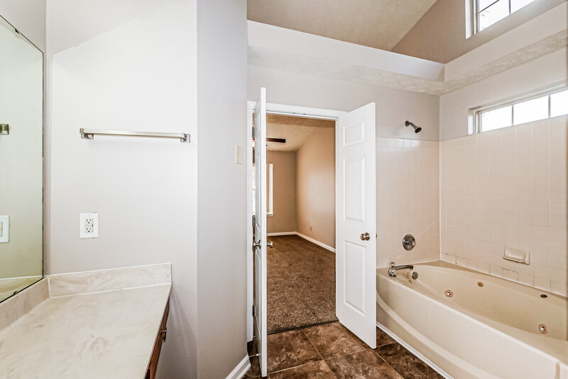 1,650/Mo, 2043 Glendora Dr Indianapolis, IN 46214 Main Bathroom View 2