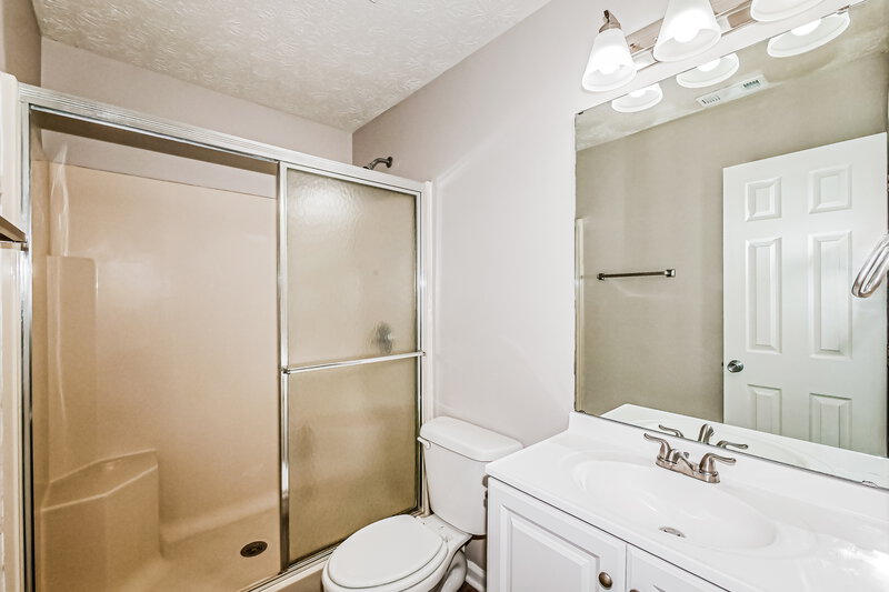 1,650/Mo, 2043 Glendora Dr Indianapolis, IN 46214 Main Bathroom View 3