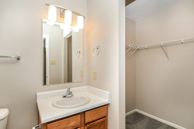 1,675/Mo, 6855 Youngberry Dr Indianapolis, IN 46217 Main Bathroom View