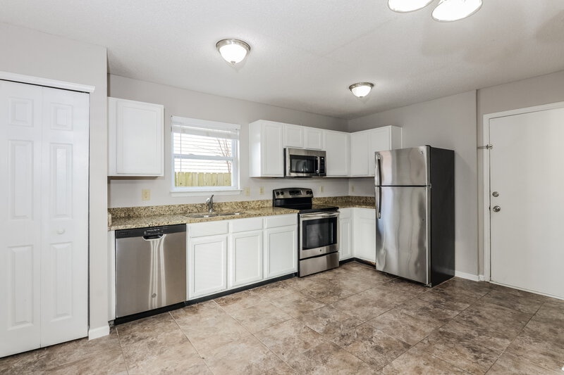 1,740/Mo, 6812 Everbloom Ln Indianapolis, IN 46217 Kitchen View