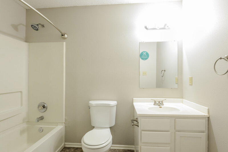 1,740/Mo, 6812 Everbloom Ln Indianapolis, IN 46217 Main Bathroom View