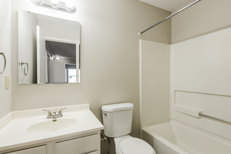 1,740/Mo, 6812 Everbloom Ln Indianapolis, IN 46217 Bathroom View