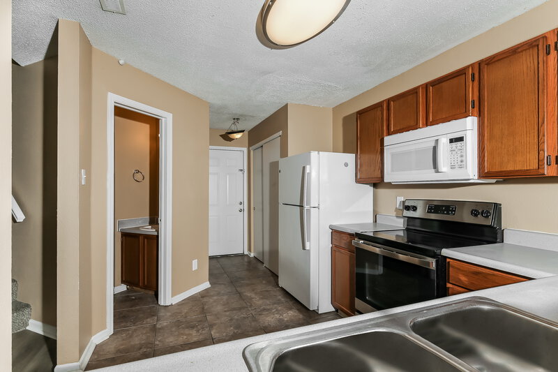 1,680/Mo, 2511 Redland Ln Indianapolis, IN 46217 Kitchen View 2