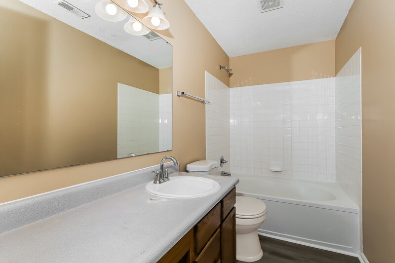 1,680/Mo, 2511 Redland Ln Indianapolis, IN 46217 Main Bathroom View