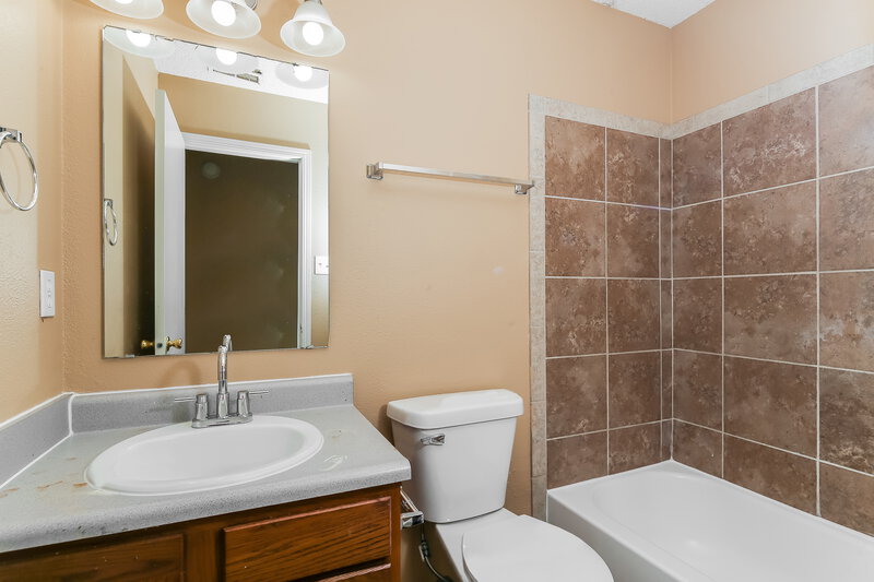 1,680/Mo, 2511 Redland Ln Indianapolis, IN 46217 Bathroom View