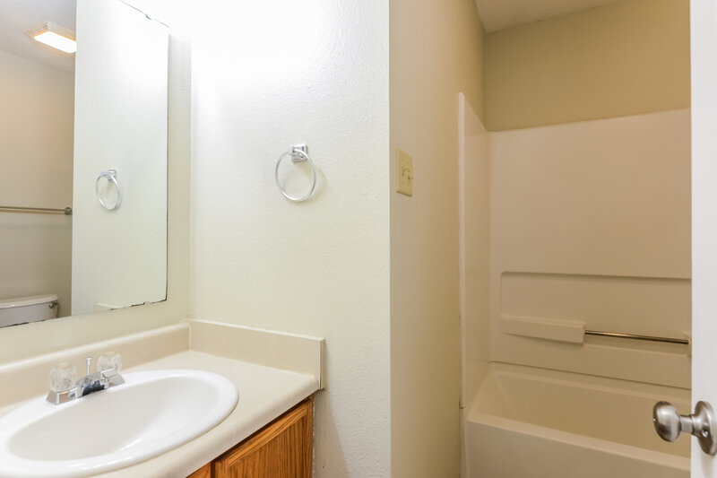 2,260/Mo, 1436 Alonzo Pl Indianapolis, IN 46217 Main Bathroom View