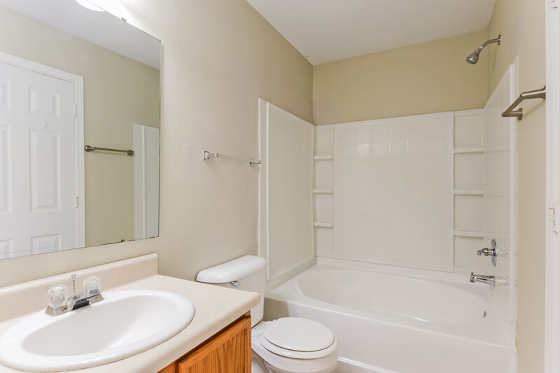2,260/Mo, 1436 Alonzo Pl Indianapolis, IN 46217 Bathroom View