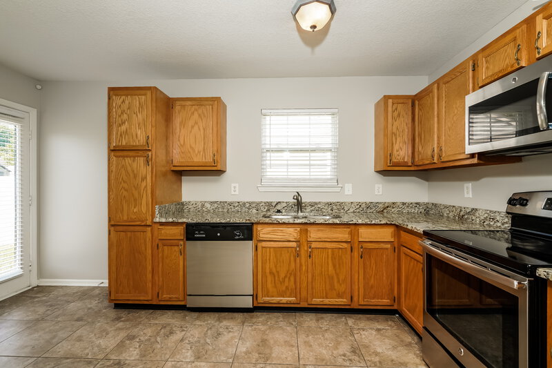 1,640/Mo, 5837 Ashcroft Dr Indianapolis, IN 46221 Kitchen View 2